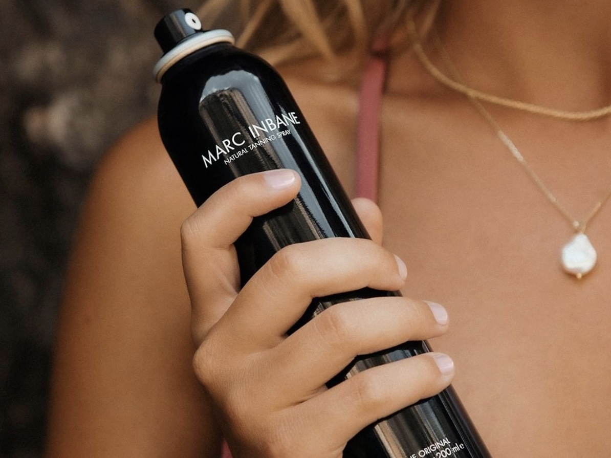 hoe tanning spray aanbrengen op je gezicht
